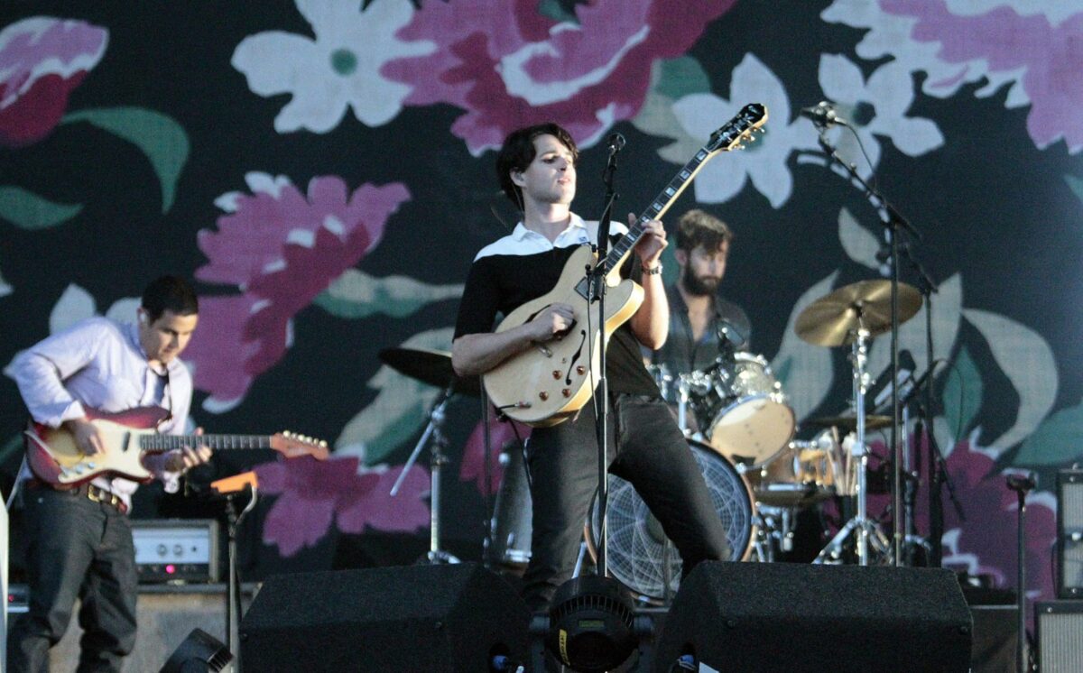 Vampire Weekend in concerto live streaming durante un'eclissi di sole: data e anticipazioni sul nuovo album