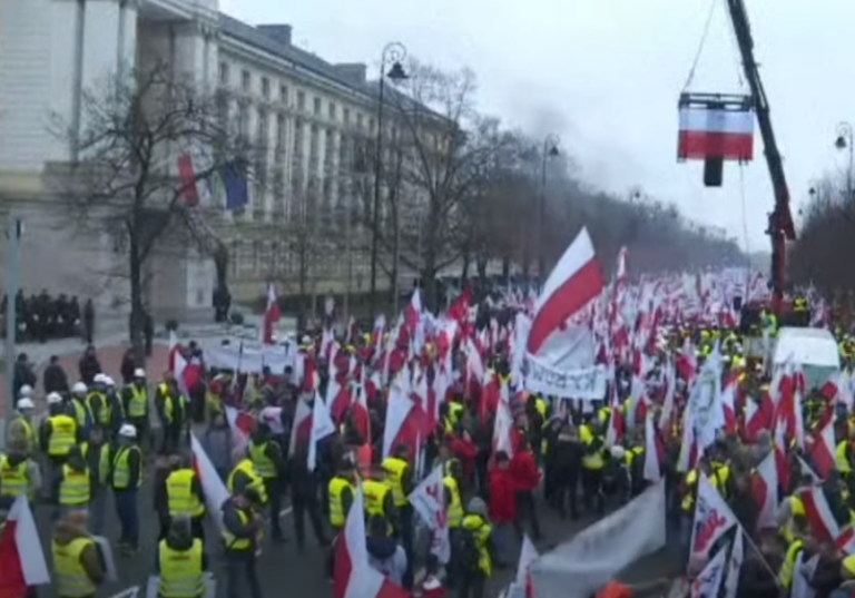 Polonia, continuano le proteste agricoltori: scontri con la polizia a Varsavia