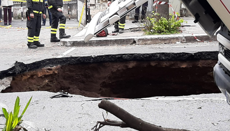 Roma, si apre voragine profonda dieci metri in via Sestio Menas al Quadraro: 'inghiottite' due auto | VIDEO