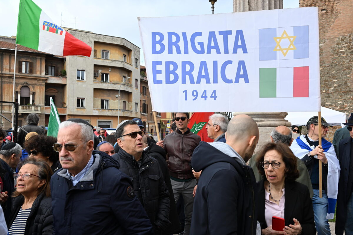 Sul 25 aprile scoppia la polemica sullo slogan 'Cessate il fuoco ovunque': la Brigata ebraica di Milano accusa l'Anpi di dimenticare gli ostaggi