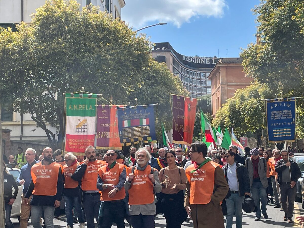 25 aprile, manifestazioni per la Liberazione in tutta Italia: grande partecipazione a Milano e Roma. Tensioni nei cortei