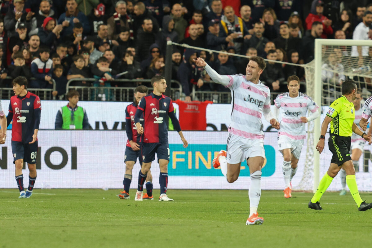 L'autorete di Dossena salva la Juventus: contro il Cagliari termina 2-2. Cronaca e tabellino