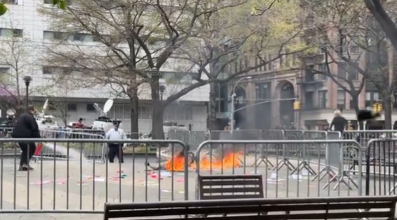 Usa, Trump-Daniels: si cosparge di liquido infiammabile e si dà fuoco davanti al Tribunale di Manhattan. Morto l'uomo avvolto dalle fiamme | VIDEO