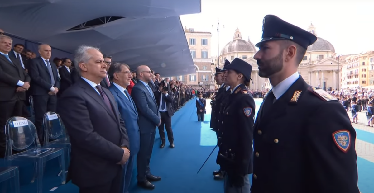 Festa per i 172 anni Polizia di Stato a Roma, i cittadini: “Vicini alle forze dell’ordine”. La premier Meloni: "Auguri ai custodi della legalità e sicurezza"| VIDEO