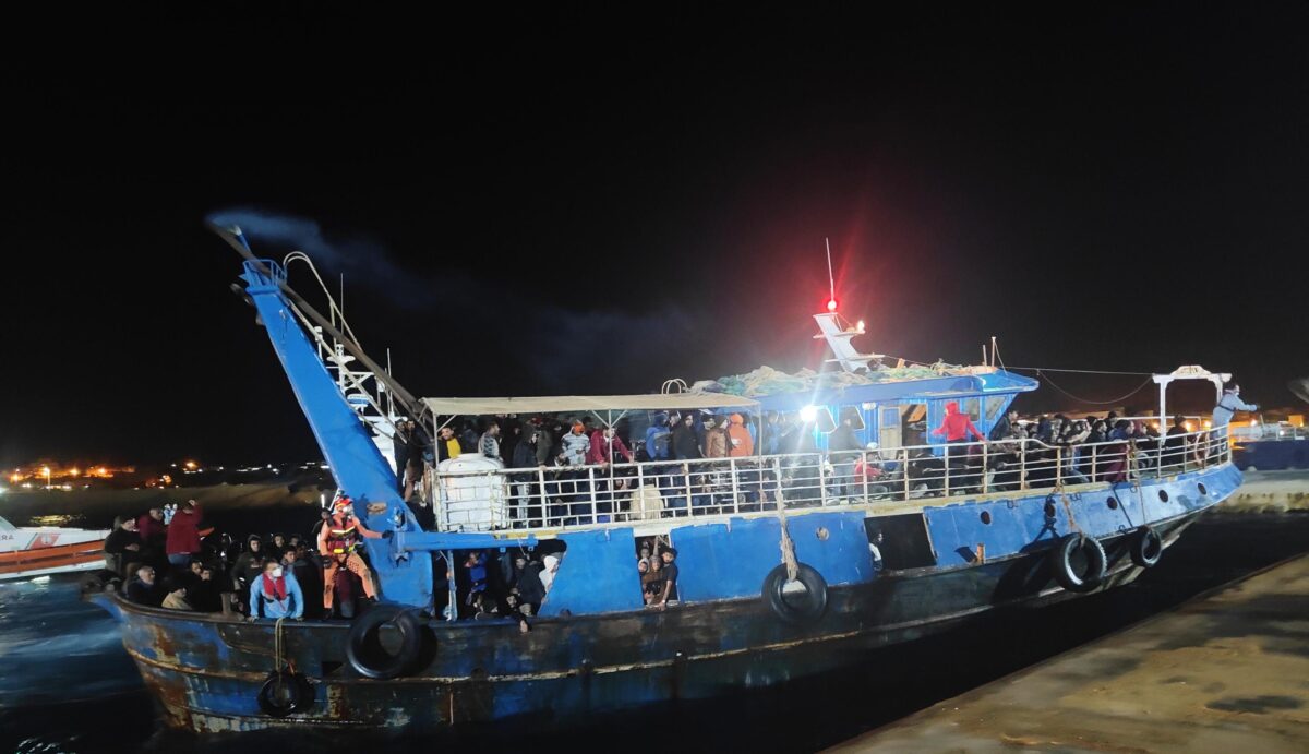 Migranti, naufraga barchino a 30 miglia da Lampedusa: 9 morti, tra cui una bimba