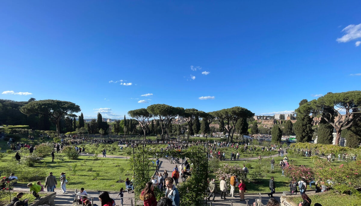 Torna il roseto comunale di Roma: apertura, orari, prezzi e dove si trova il giardino delle rose