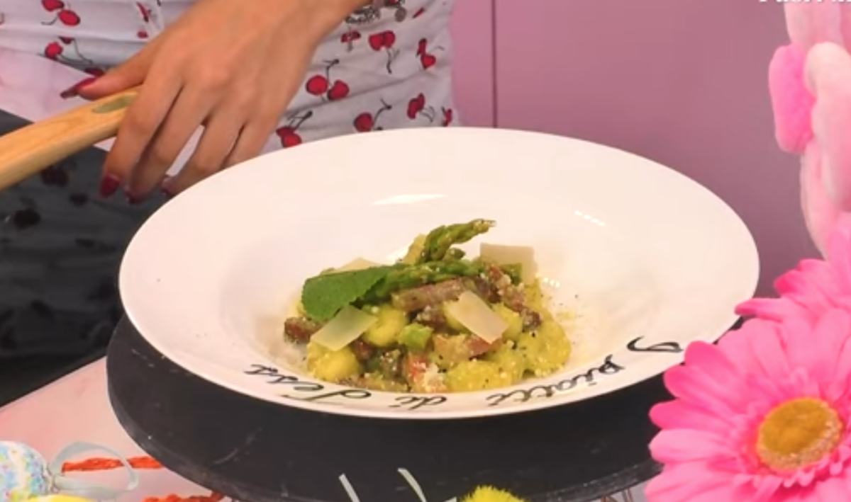 Gnocchi con asparagi e guanciale: la ricetta di primavera di Jessica Selassié | VIDEO