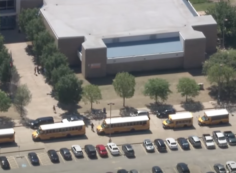 Usa, sparatoria in una scuola superiore a Dallas: ferito uno studente, arrestato il responsabile | VIDEO