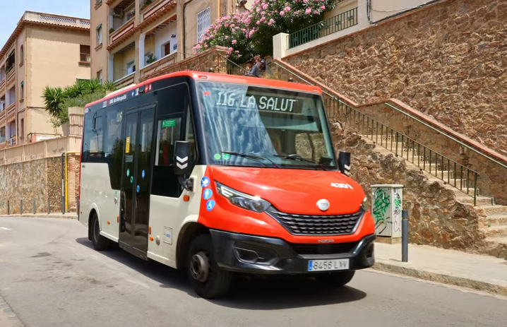 Barcellona, il comune fa sparire da Google Maps il bus 116 dopo le proteste dei residenti: "Troppi turisti, non riusciamo ad utilizzarlo"