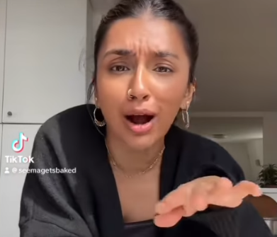 Seemagetsbaked, la food blogger Seema Pankhania beve l'acqua della mozzarella in un video social: "La trovo deliziosa" e piovono i commenti