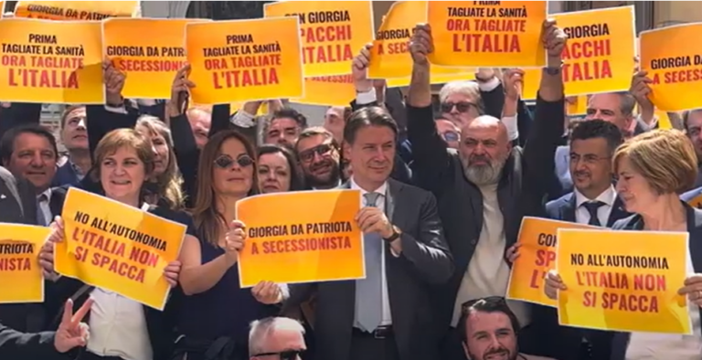 Autonomia, flash mob M5S a Chigi. Conte: “Questo Governo spacca il Paese. Giuseppe sulla scheda? Ma non scherziamo!” | VIDEO