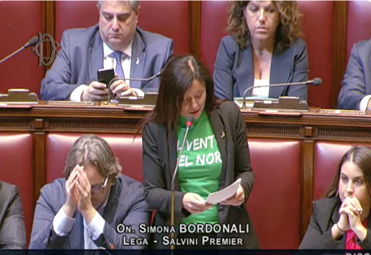 Autonomia, t-shirt con scritta "Vento del nord": esplode la protesta dell'opposizione. Molinari (Lega): "Tempi brevi per approvazione" |VIDEO