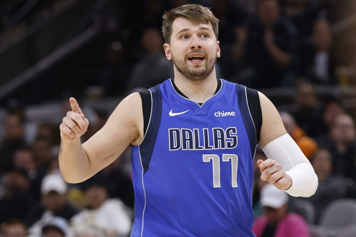 NBA, Doncic ne mette 47 e fa due canestri irreali. Uno con il cubo del tabellone | VIDEO