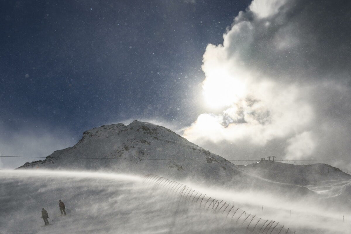 Svizzera, una valanga travolge alcuni sciatori a Zermatt: ricerche in corso