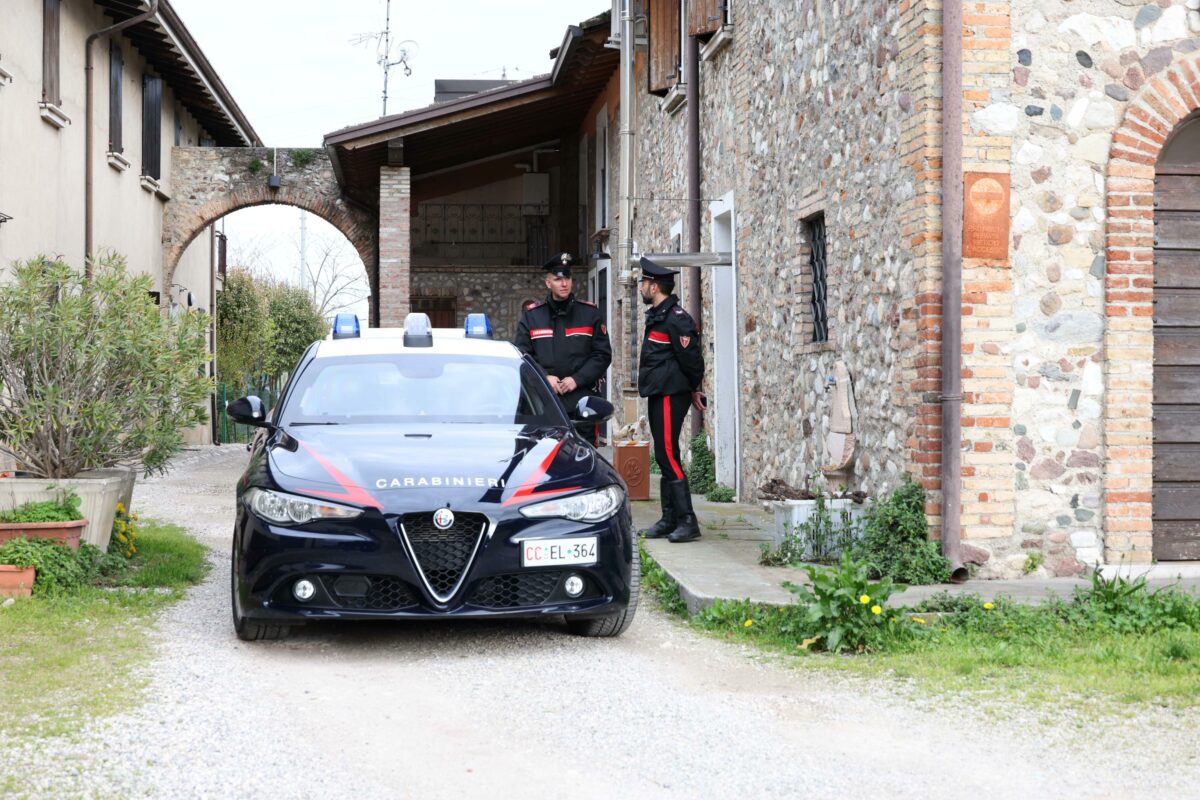 Brescia, coppia trovata morta in casa a Lonato del Garda: si pensa a un caso di omicidio-suicidio