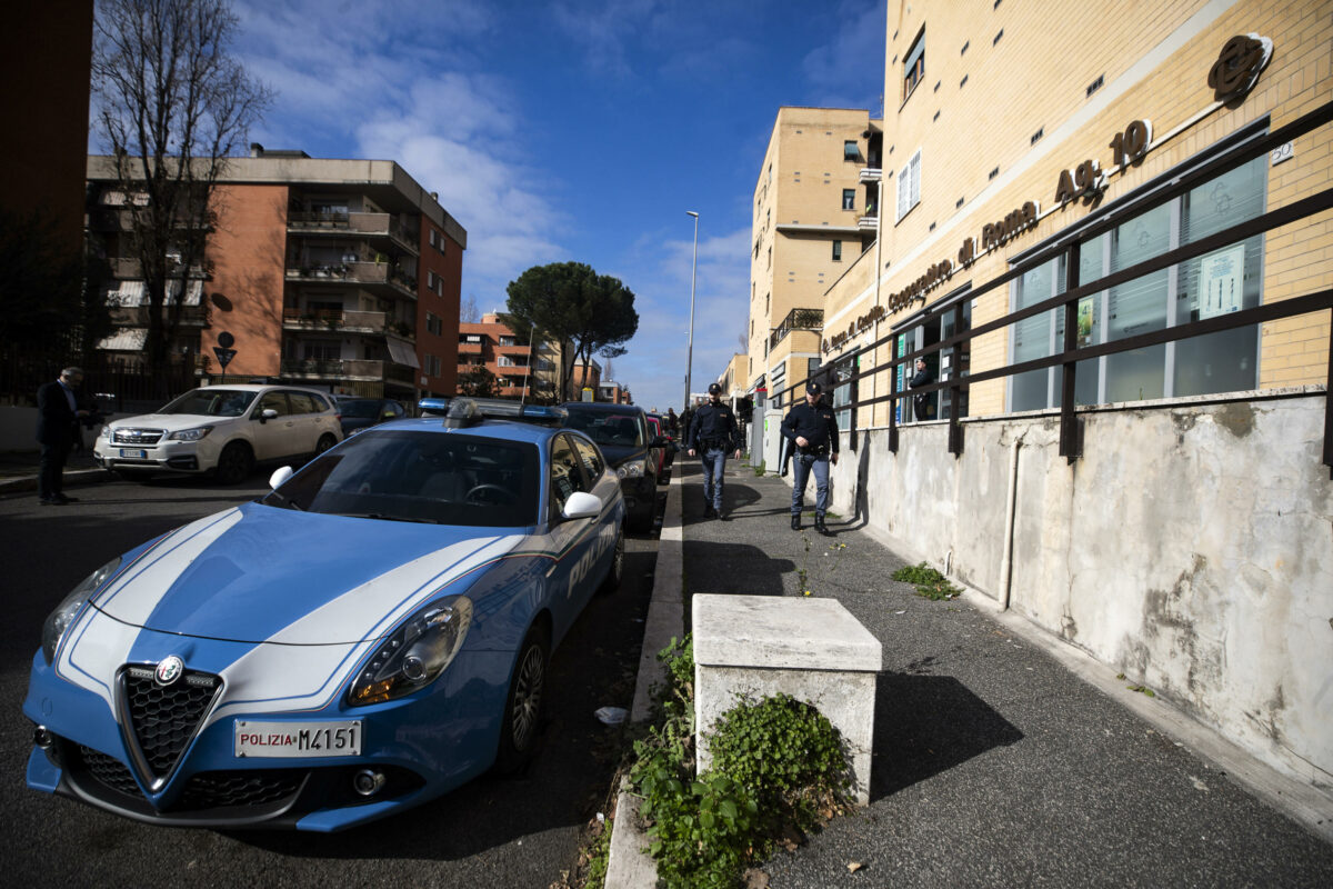 Roma, picchia la propria compagna e la costringe all'aborto: arrestato un 29enne