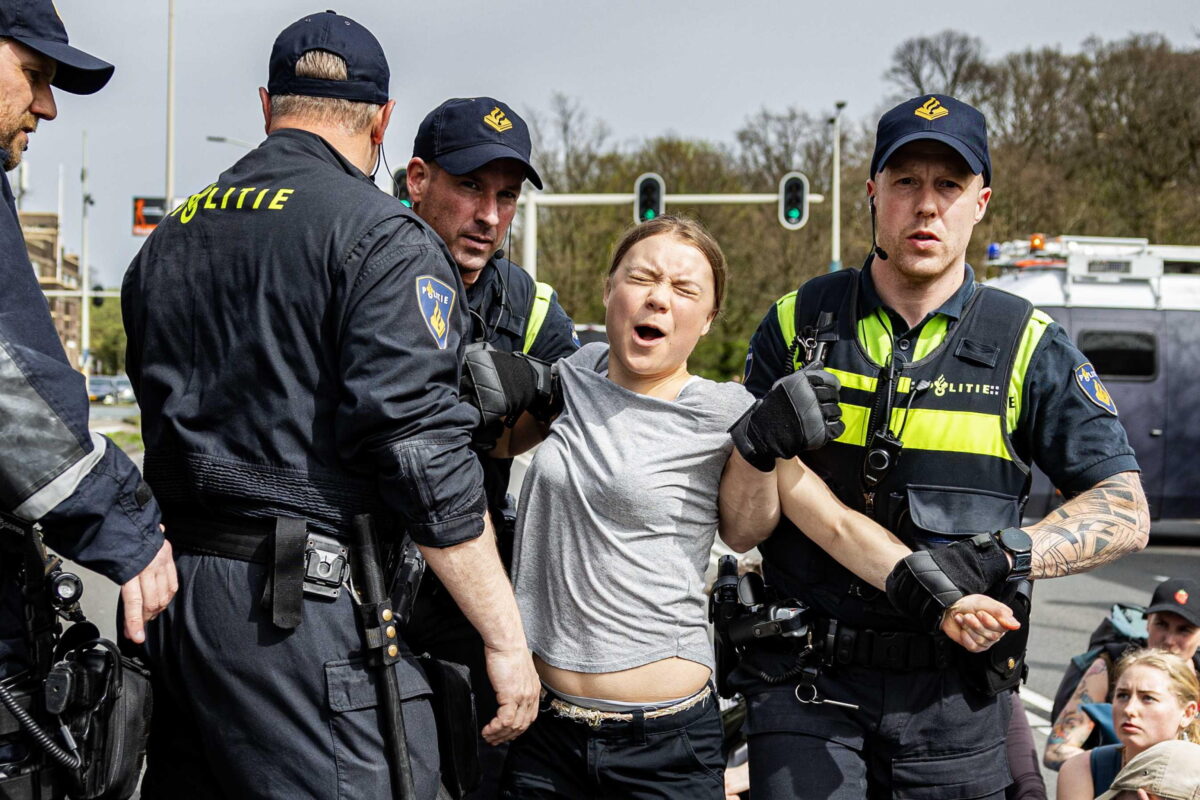 Paesi Bassi, fermata Greta Thunberg a L'Aia durante una protesta contro i combustibili fossili | VIDEO