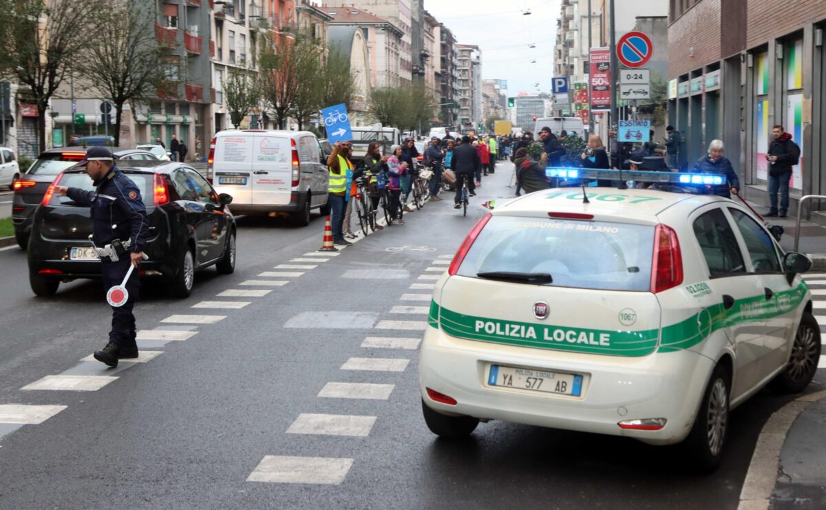 Milano, incidente a viale Monza: 60enne travolto mentre attraversava le strisce pedonali, è grave