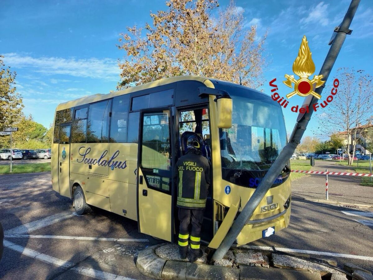 Genova, tragedia sfiorata a Chiavari: autista di uno scuolabus accusa un malore al volante ma riesce a far scendere i bambini, morto poco dopo