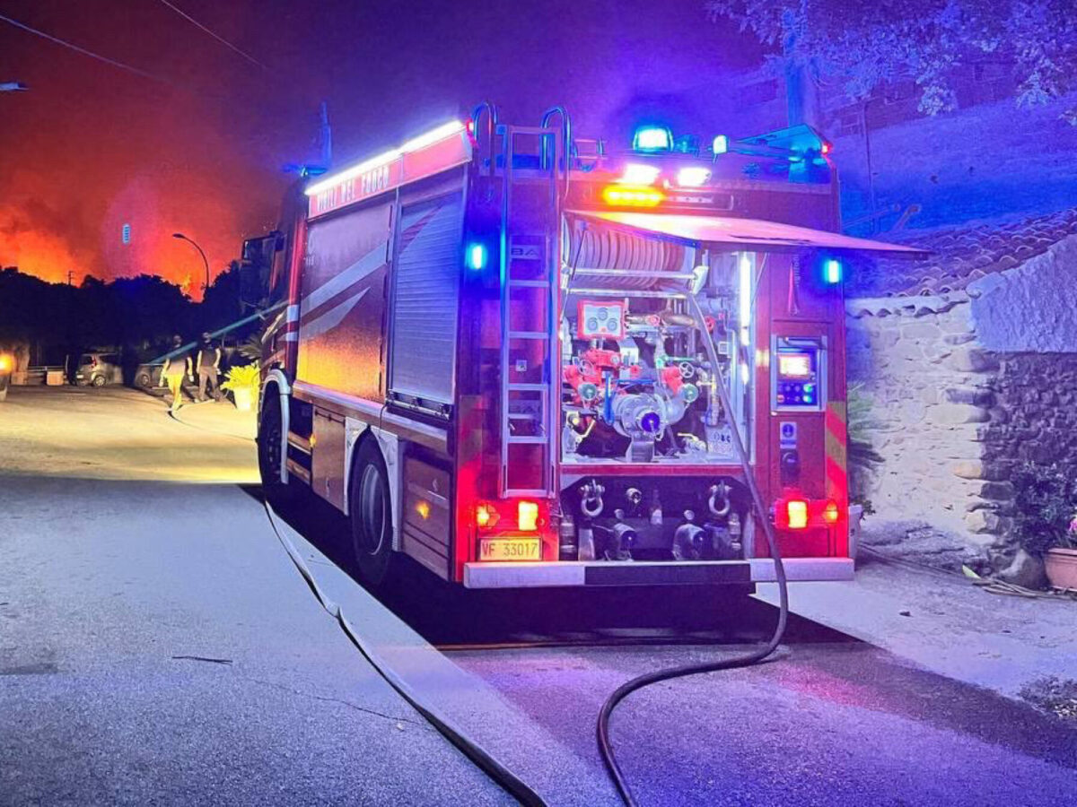 Siracusa, incendio in via don Sturzo nella notte: in fiamme un appartamento, salva una donna