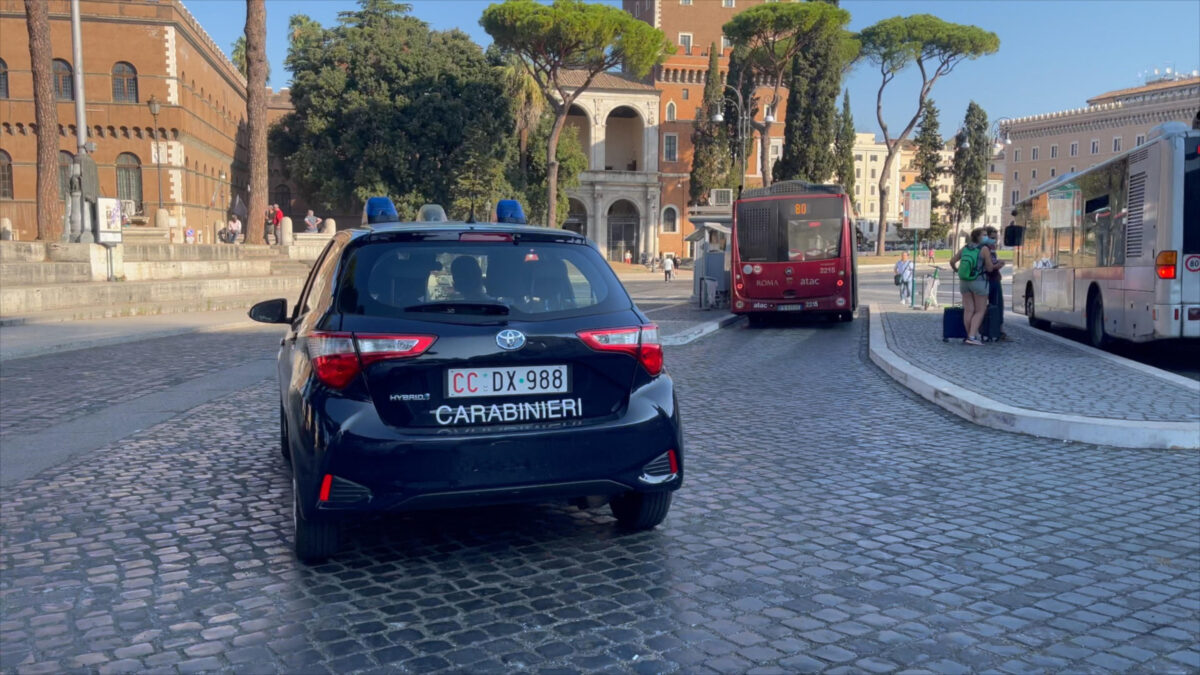 Roma, turista inglese ubriaco aggredisce il proprietario di un bar a via del Circo Massimo: denunciato per lesioni personali