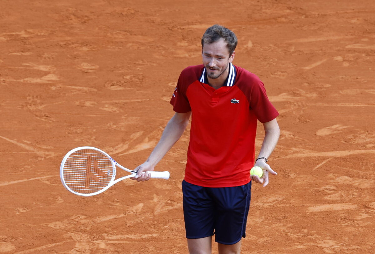 ATP Montecarlo 2024, Medvedev impazzisce e si scaglia contro l'arbitro | VIDEO