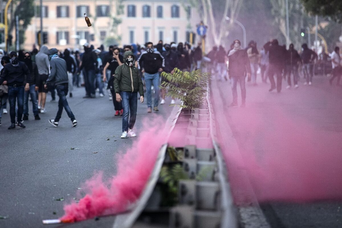 Roma-Lazio, perquisizioni per l'aggressione nel pub dopo il derby di Coppa Italia: quattro indagati, un arresto