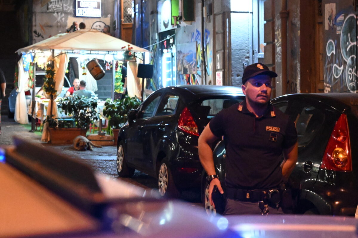 Movida di Napoli sotto scacco: 26 denunce per furto, violenza, porto illegale di armi e falso