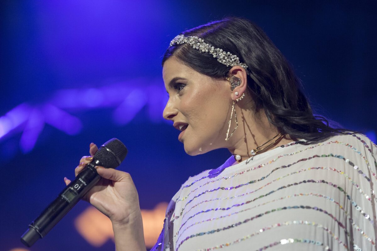 Nelly Furtado, incidente sul palco del Coachella: cade di faccia sul palco e si ferisce ad un dito/ VIDEO