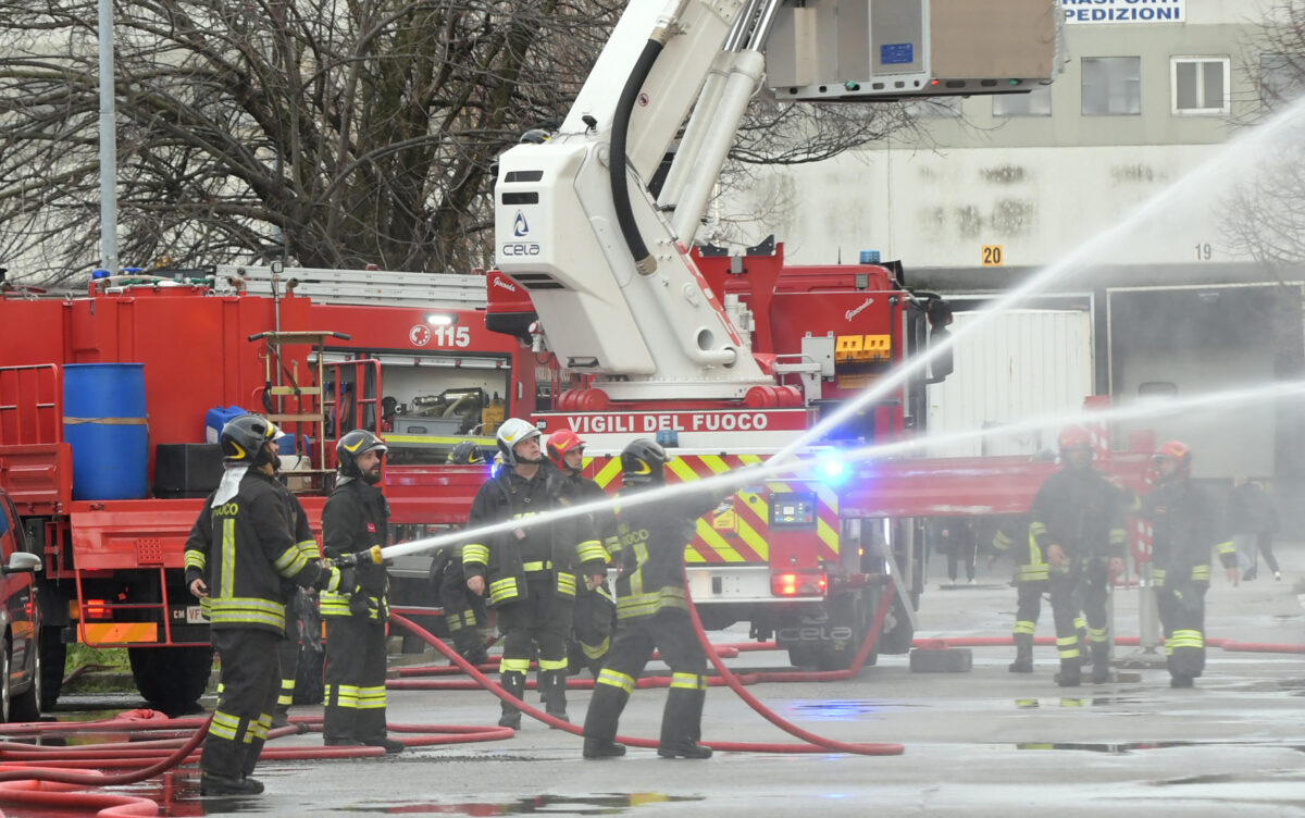 Napoli, incendio in via Virnicchi a Casalnuovo: appartamento in fiamme, ferita una donna