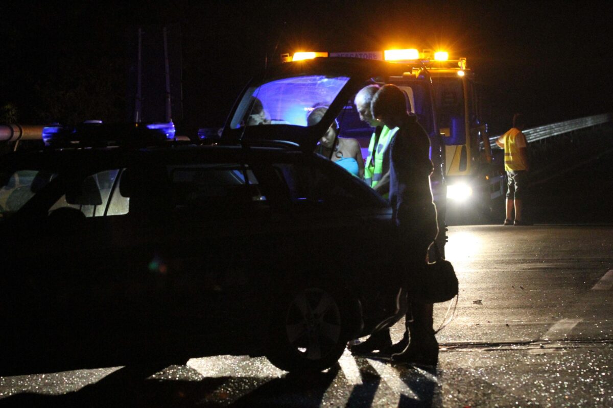 Bari, incidente in A14 tra Molfetta e Bitonto: scontro tra due auto e un tir, un morto ed un ferito. Chiuso un tratto dell'autostrada