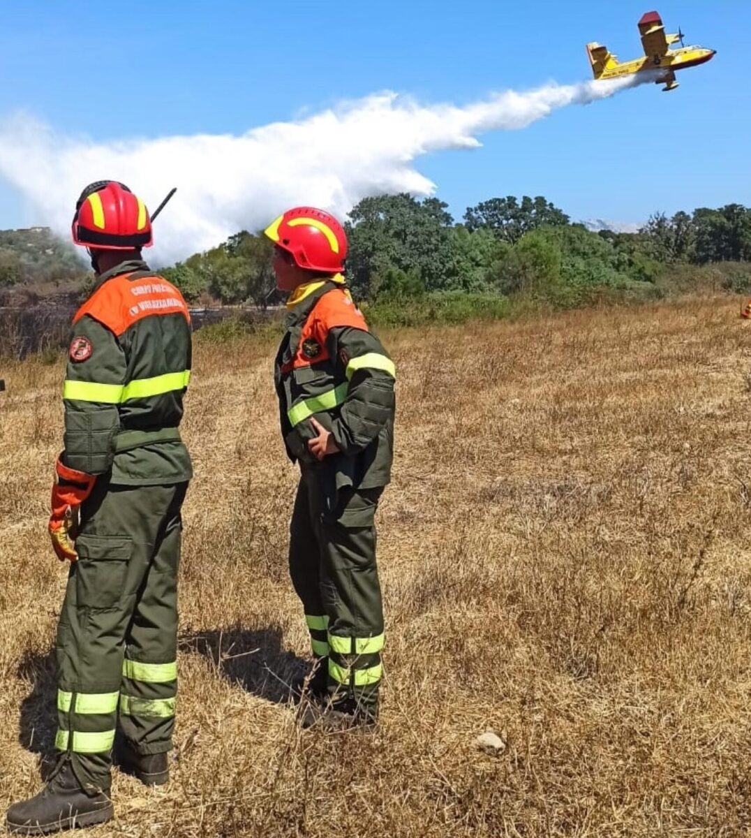 Cagliari, incendio sui monti a Sarroch: evacuate le case, fiamme alimentate dal vento