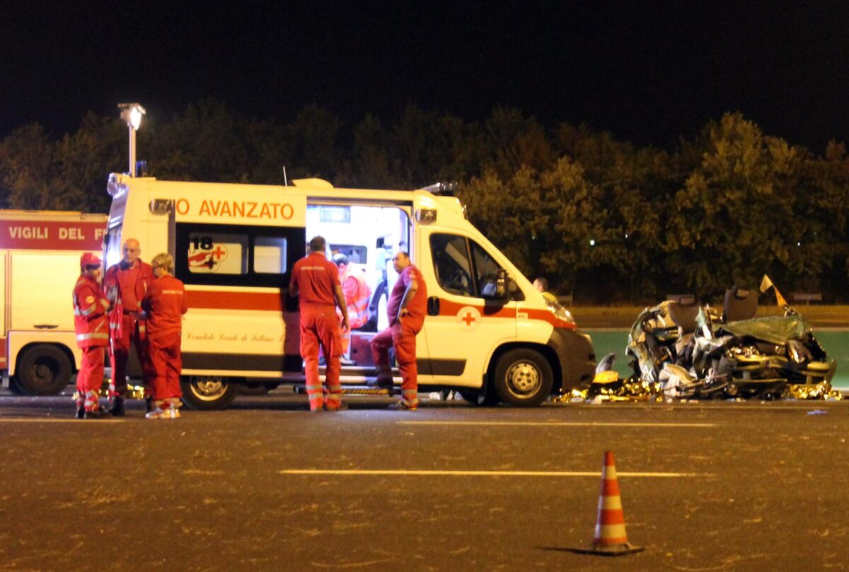 Cuneo, incidente a Vezza d'Alba: auto finisce fuori strada, morte due ragazze tedesche