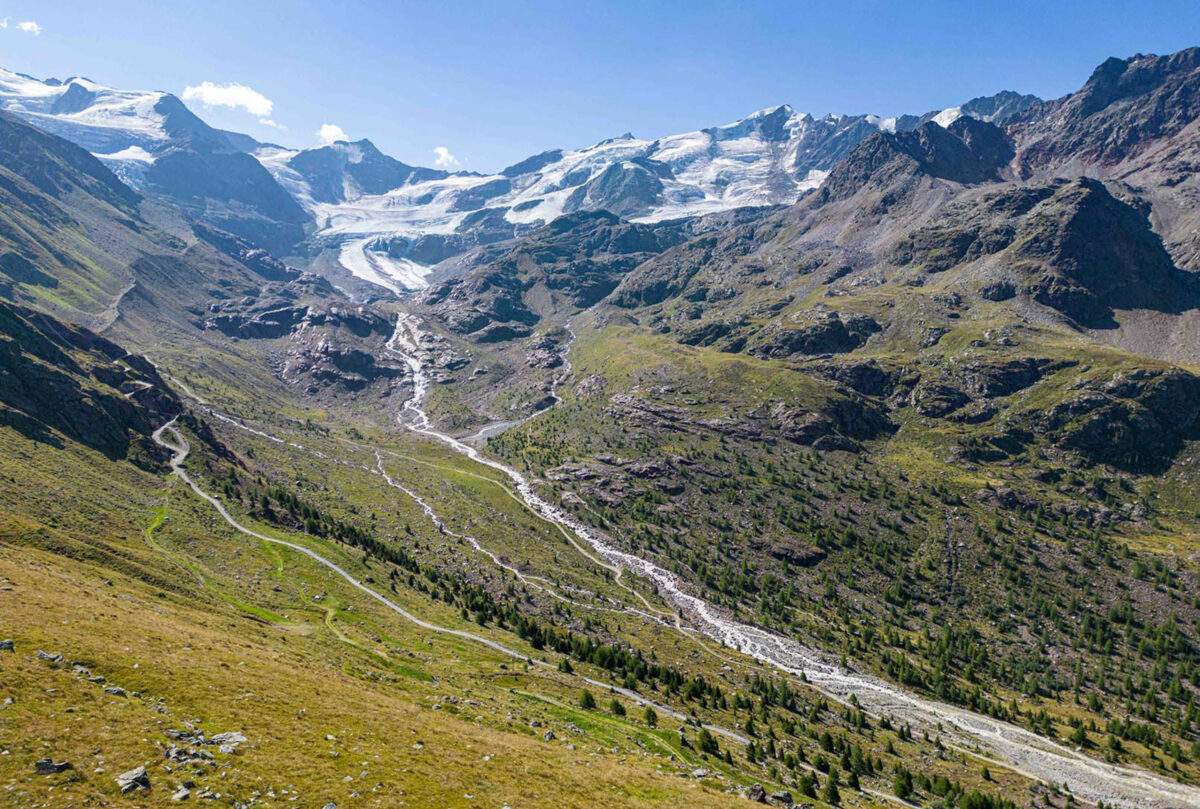 Sondrio, tragedia in Valtellina: escursionista di 71 anni precipita in una scarpata e muore