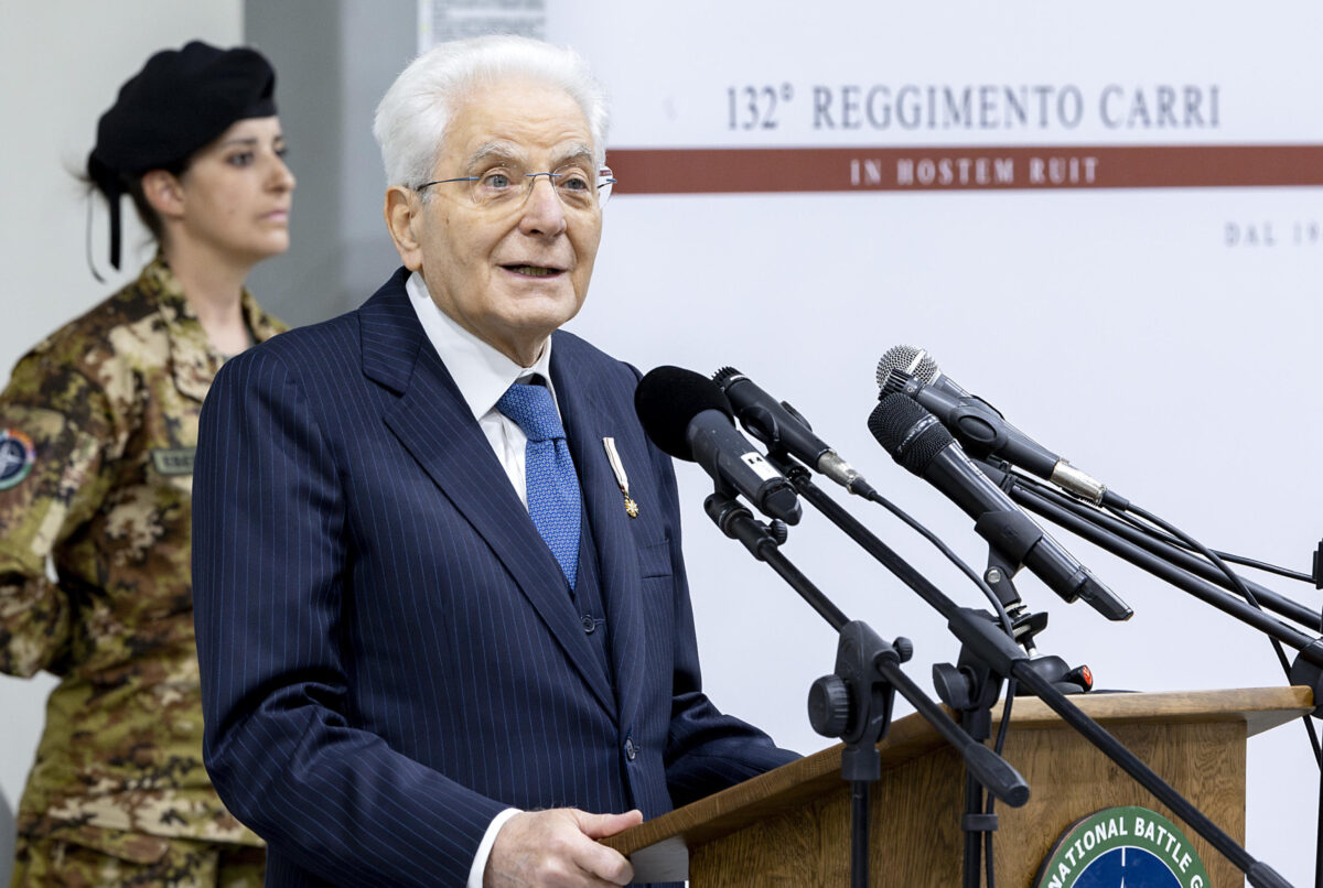 Mattarella visita la base Nato di Novo Selo in Bulgaria e lancia l'appello ai militari: "Necessario garantire la pace e la sicurezza sul fronte orientale"