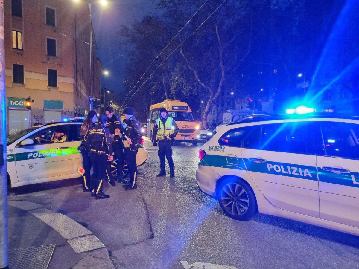 Napoli, fatale incidente fra una bici e un camion dei rifiuti: morta una studentessa 27enne