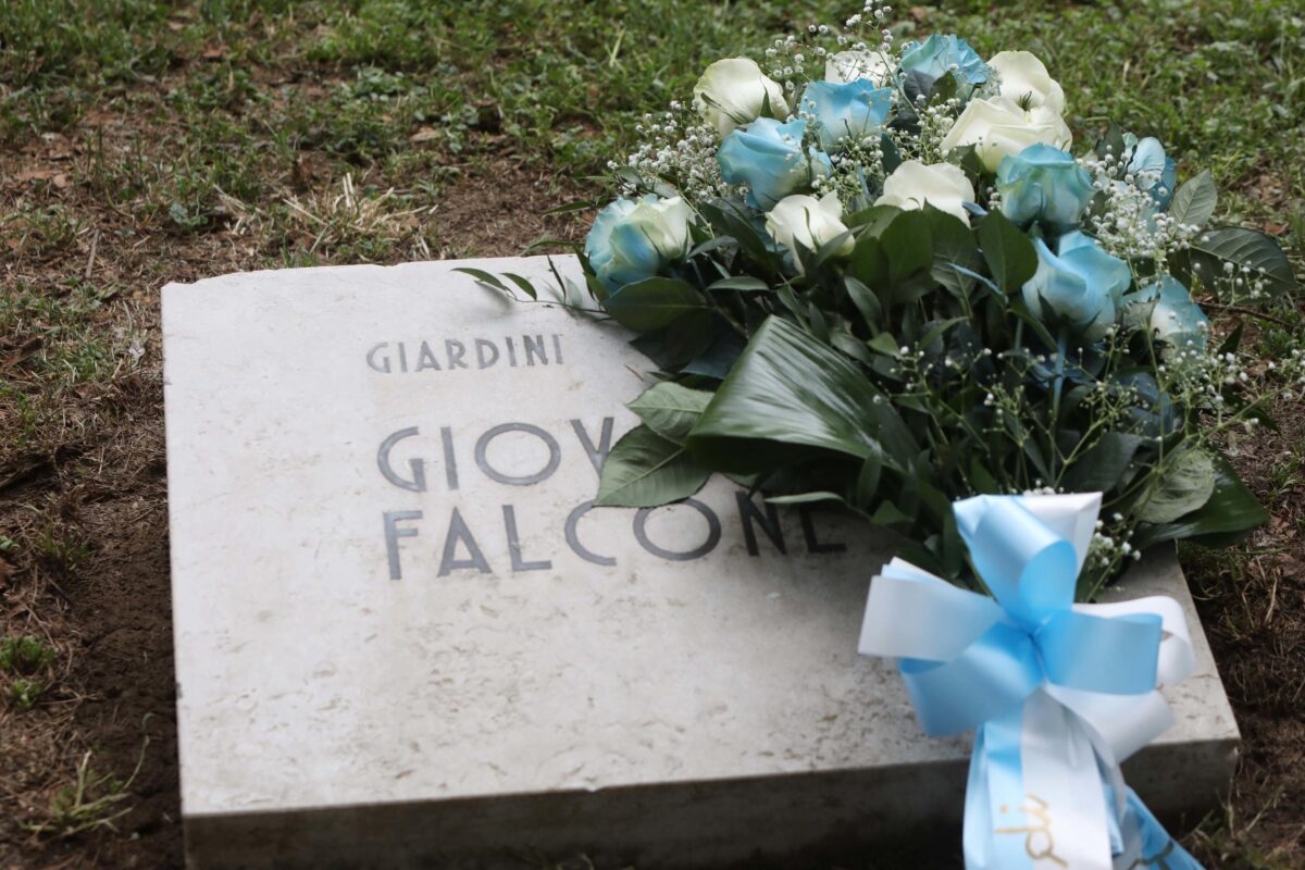 Palermo, boss mafioso festeggia nella chiesa che accoglie le spoglie di Giovanni Falcone. I cittadini: "Grave sfregio alla memoria"