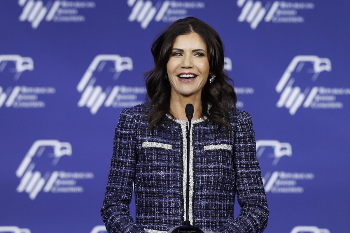 Chi è Kristi Noem: età, carriera e vita privata della possibile vice di Trump