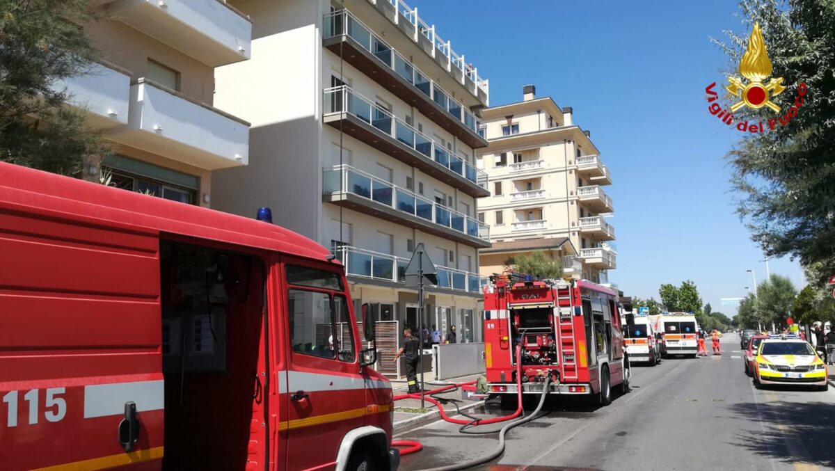 Udine, incendio nell'hotel Marina Uno di Lignano Sabbiadoro: due intossicati | VIDEO