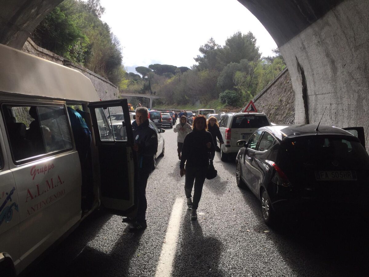 Imperia, incidente tra Taggia e Sanremo: tir si ribalta sull'A10, due morti e diversi feriti