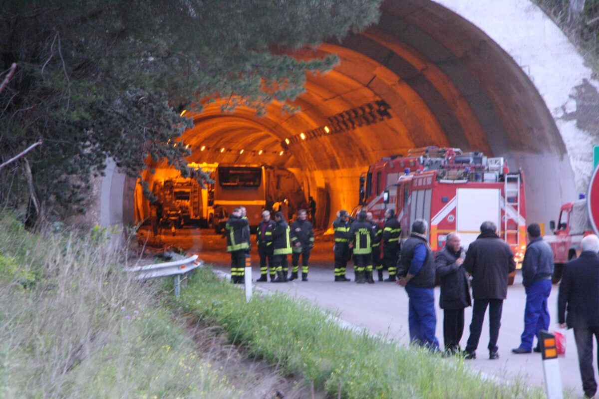 Messina, incidente stradale alla galleria Cipolla: un'auto ed un furgone si scontrano, morto un uomo