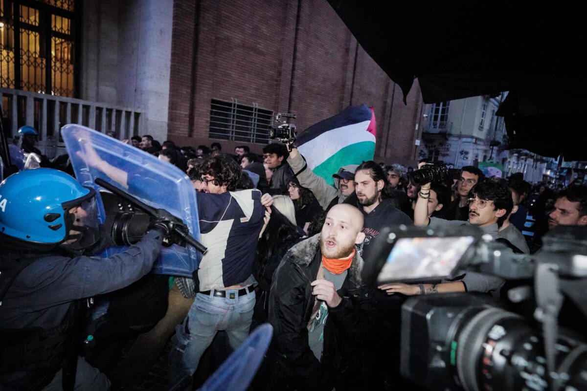 Torino, il G7 a Venaria finisce con gli scontri fra ambientalisti e polizia: manifestanti allontanati con gli idranti