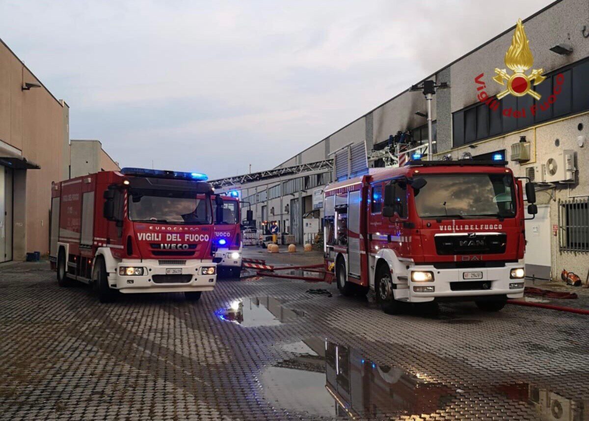 Varese, incendio in una ditta in via Basilico a Saronno: nessun ferito