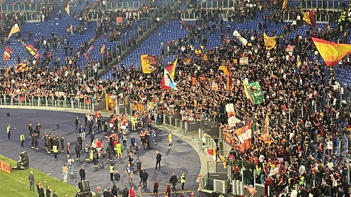 Roma-Lazio, Mancini e Dybala festeggiano la vittoria del derby fra i tifosi: bagno di folla per i due calciatori giallorossi | VIDEO