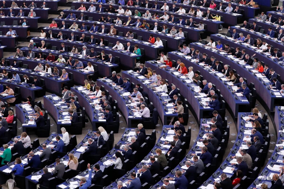 Diritto all'aborto nella Carta Ue: la risoluzione del Parlamento passa con 336 voti favorevoli, verso il sì alla modifica dell'articolo 3