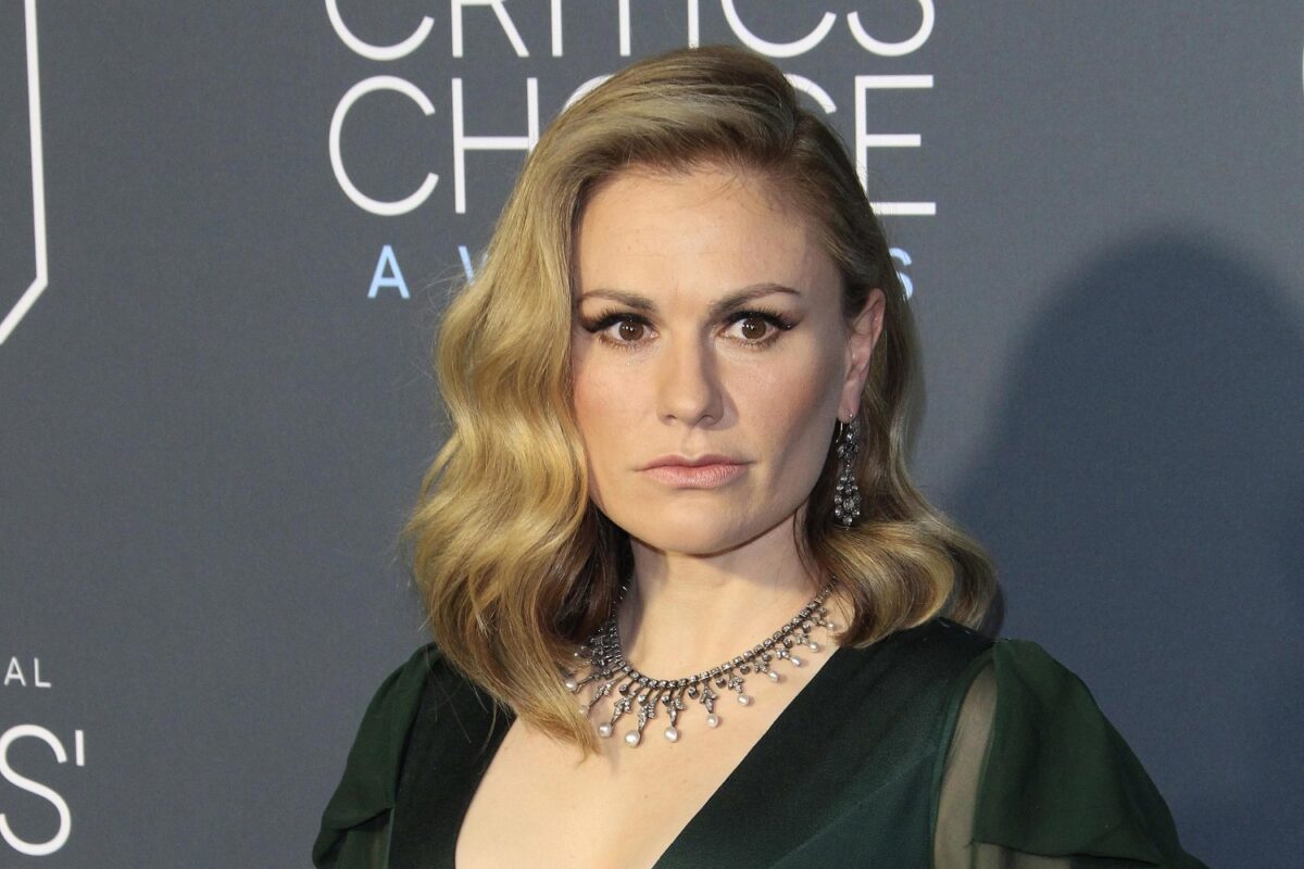 Anna Paquin, malattia misteriosa che sta preoccupando i fan. Sul red carpet col bastone