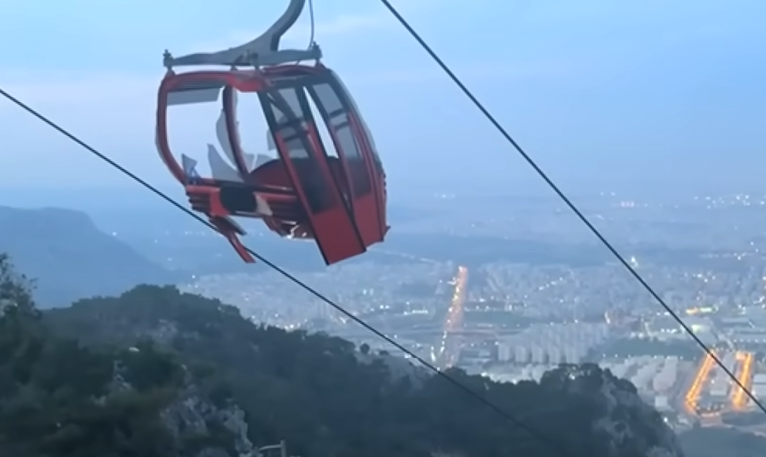 Turchia, incidente sulla funivia ad Antalya: 1 morto, 10 feriti. Più di 100 persone bloccate nelle cabine