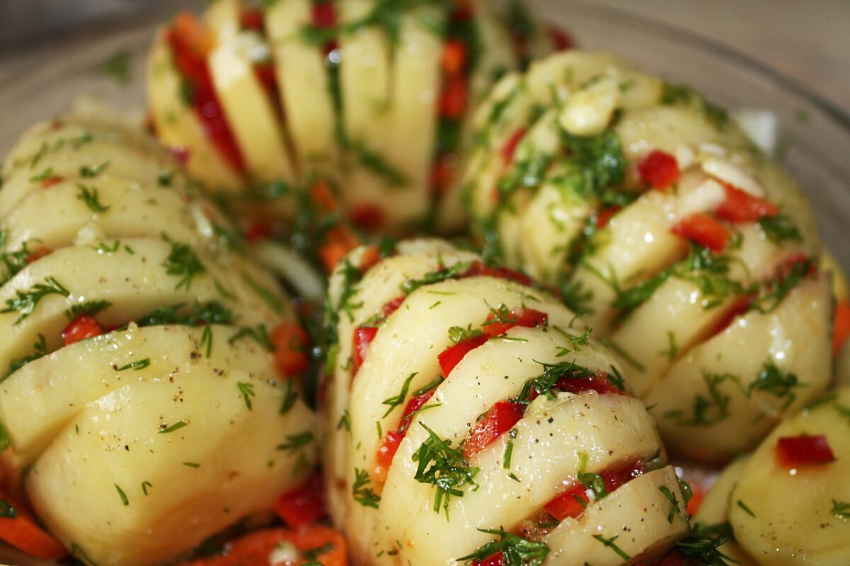 Voglia di un contorno originale? Prova la ricetta delle patate alla caprese