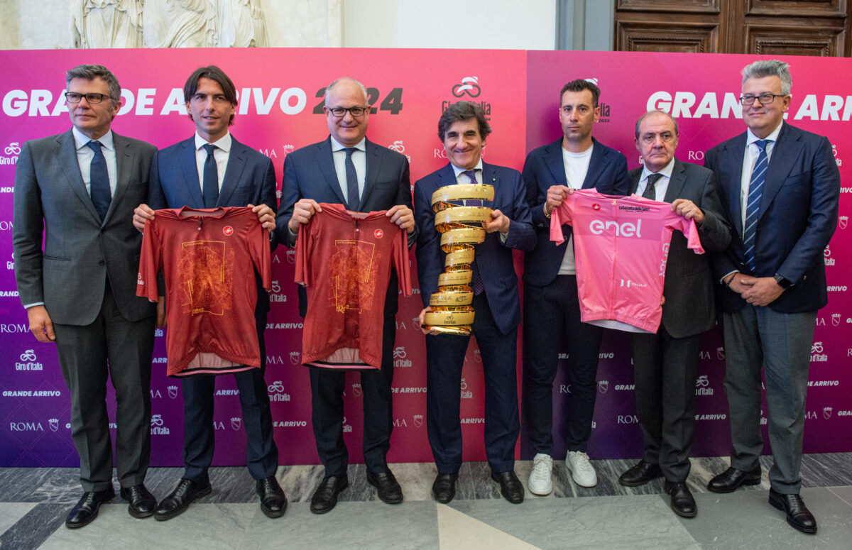 Giro d’Italia 2024 svelato l’arrivo a Roma: “Lungomare e circuito intorno al Colosseo, cambiato per i lavori”, Pogacar la stella | VIDEO