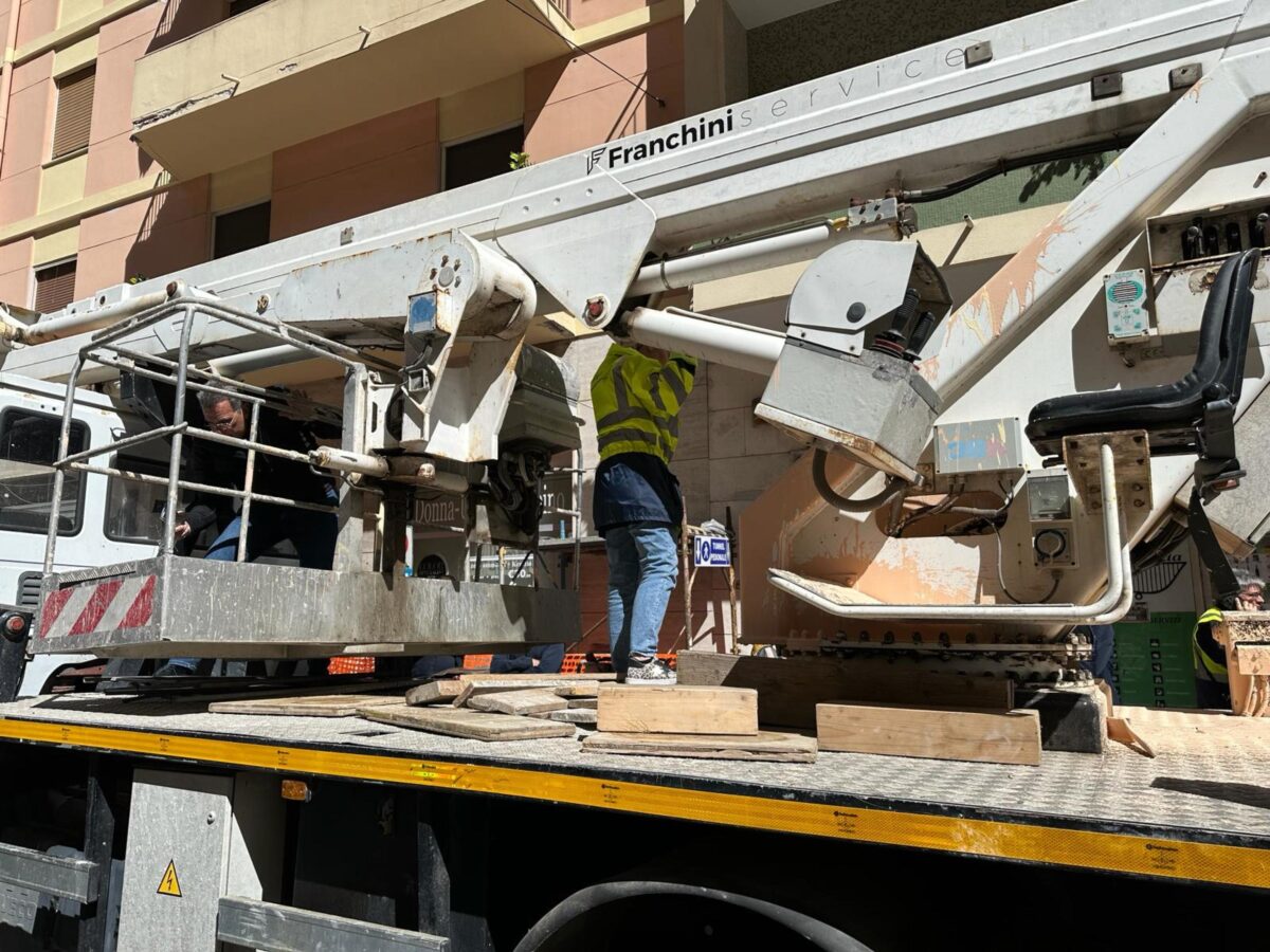 Incidente sul lavoro a Cagliari, cestello si ribalta e operaio cade da sei metri d'altezza: è in gravi condizioni